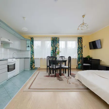 Cozy For 4 People With Swimming Pool And Tennis Court By Renters 波兹南
